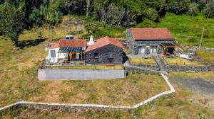 een luchtzicht op een huis op een heuvel bij Quinta do Fragoso in Alto do Sul