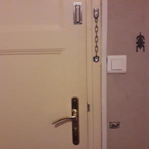 una puerta con una manija metálica en una habitación en Petite chambre meublée au cœur de ville - chez l'habitant, en Le Creusot