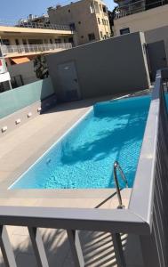 una piscina en la parte superior de un edificio en Appartement à Nice en Niza