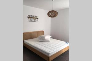 Habitación pequeña con cama y lámpara colgante en Appartement à Nice en Niza
