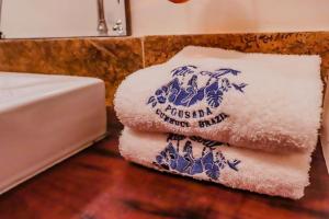 een stapel handdoeken op een aanrecht in een badkamer bij Kite Soul Pousada in Cumbuco +28 foto's