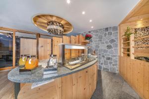 Kuchyň nebo kuchyňský kout v ubytování Hotel Chalet Dlaces