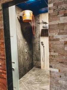 cabina de ducha con cubo en la pared en Wellness Baška, en Baška
