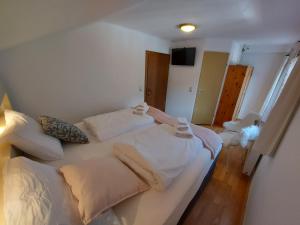 Postel nebo postele na pokoji v ubytování Zum Schneider