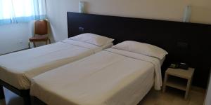 Posteľ alebo postele v izbe v ubytovaní AUTO PARK Hotel