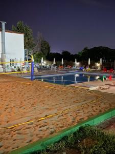 Bazén v ubytovaní Athina Airport Hotel alebo v jeho blízkosti