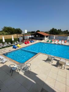 Bazén v ubytovaní Athina Airport Hotel alebo v jeho blízkosti