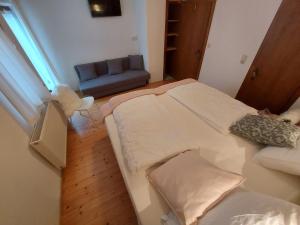 Postel nebo postele na pokoji v ubytování Zum Schneider