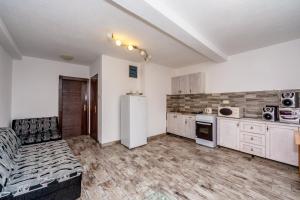 Kuchyň nebo kuchyňský kout v ubytování Apartmani LIRA