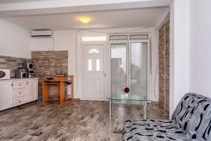 Kuchyň nebo kuchyňský kout v ubytování Apartmani LIRA