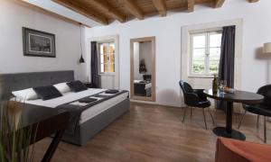 Posezení v ubytování Village property Truša