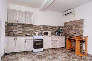 Kuchyň nebo kuchyňský kout v ubytování Apartmani LIRA