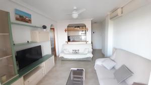 a living room with a couch and a television at Park Beach La Mata in La Mata