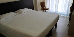 Posteľ alebo postele v izbe v ubytovaní AUTO PARK Hotel