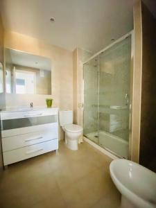 ein Bad mit einem WC, einer Dusche und einem Waschbecken in der Unterkunft ARQUUS APARTMENT SALOU BEACH in Salou