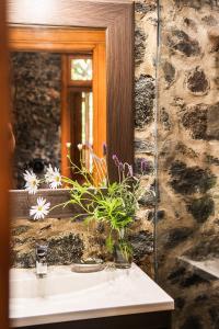 Ένα μπάνιο στο HomeForGuest Cosy rural flat El Romero with large gardens