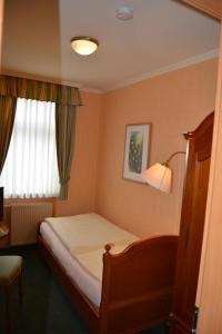 Cama ou camas em um quarto em Hotel Alter Kutschenbauer - Wernigerode