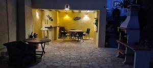 um quarto com uma mesa e cadeiras e uma sala de jantar em Amarilla em Cumbre del Sol