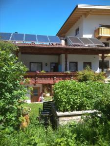 uma casa com painéis solares no telhado em "Michls Hoamat" am Fuße der "stillen Seite" in Sölden em Sölden
