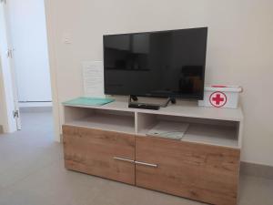 A television and/or entertainment centre at Remanso Urbano