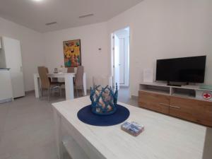 A television and/or entertainment centre at Remanso Urbano
