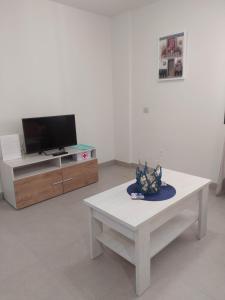 A television and/or entertainment centre at Remanso Urbano