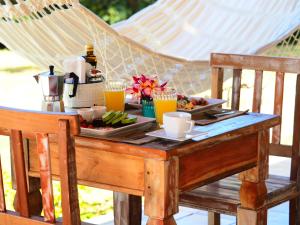 een tafel met een bord eten en drinken erop bij Kite Soul Pousada in Cumbuco