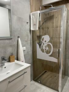 łazienka z prysznicem z czaszką w obiekcie Apartament Na Górce, sauna & jacuzzi w Szczyrku +15 zdjęć