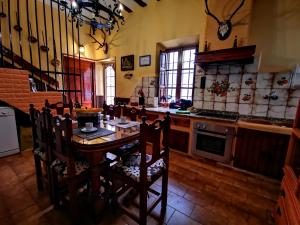 cocina con mesa y sillas en una habitación en Casa Rural Temática Spa Señorío de Montero, en Cenizate