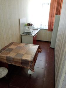 ラザレフスコエにあるРэдэдのテーブルと窓が備わる小さな客室です。