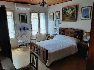 um quarto com uma cama, uma mesa e cadeiras em Les Chambres Chouettes em Villefranche-de-Conflent