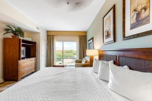 Un pat sau paturi într-o cameră la Luau Condos II