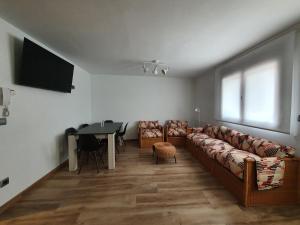 A television and/or entertainment centre at Casa Rural Hospitalero
