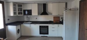 A kitchen or kitchenette at Casa Rural Hospitalero