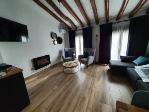 A television and/or entertainment centre at Casa Rural Hospitalero