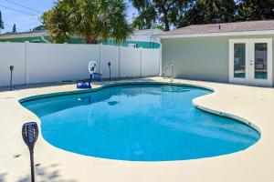 The swimming pool at or close to Pinellas Park Cottage
