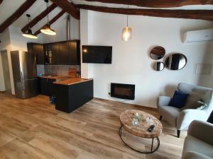 A television and/or entertainment centre at Casa Rural Hospitalero