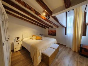 A bed or beds in a room at Casa Rural Hospitalero