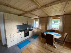 uma cozinha com mesa e cadeiras num quarto em Haidacherhof em Eben am Achensee