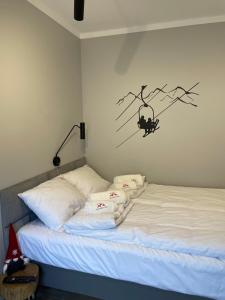 Łóżko lub łóżka w pokoju w obiekcie Apartament Na Górce, sauna & jacuzzi