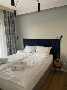 sypialnia z dużym łóżkiem i dwoma ręcznikami na nim w obiekcie Apartament Na Górce, sauna & jacuzzi w Szczyrku