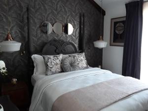 Кровать или кровати в номере Ballybur Lodge Mews 2