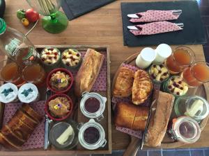 Opções de café da manhã disponíveis para hóspedes em Jardin des Pérelles