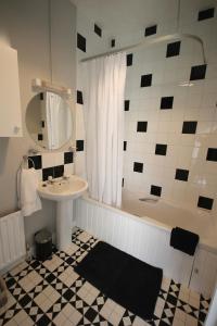 Et badeværelse på Mullarts Church Apartments - The Glencorp Apartment