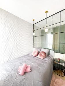 Un pat sau paturi într-o cameră la SuperApart Omulewska