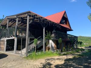 una grande casa in legno con tetto rosso di Sosnowy Zakatek a Wisła