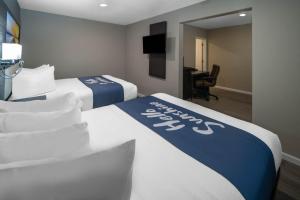 Postel nebo postele na pokoji v ubytování Days Inn by Wyndham Galt - Elk Grove South