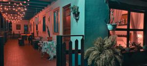 a restaurant with a table and chairs in a building at Finca Cafetera Los Ángeles in Líbano