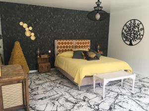 a bedroom with a bed and a black wall at Chambres D'Hotes L'Atipic in Saint-Brieuc
