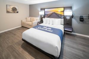 Postel nebo postele na pokoji v ubytování Days Inn by Wyndham Galt - Elk Grove South